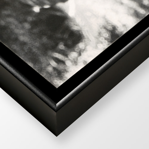 Tirage fine art contrecollé sur dibond 3 mm et monté dans une caisse américaine US aluminium noire sablée.