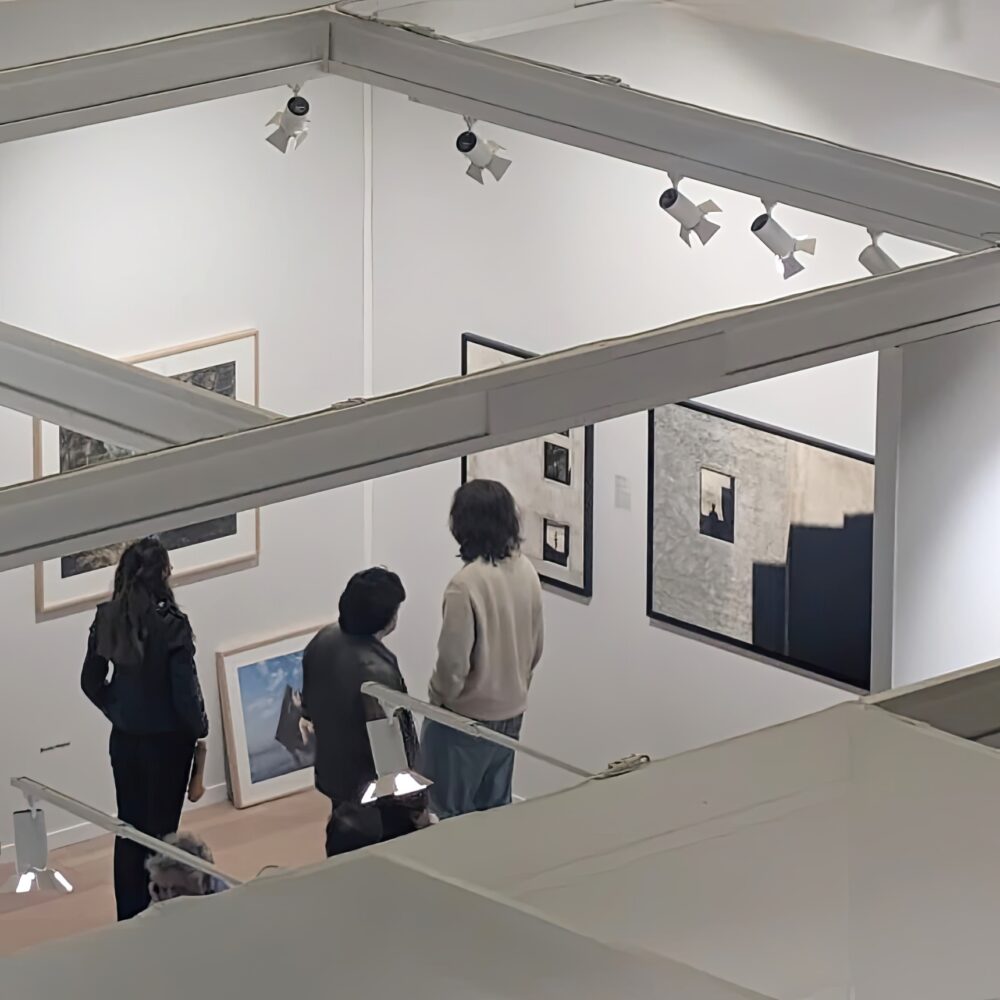 Paris Photo 2025 : trois regards, deux galeries internationales, un même fil rouge d’excellence