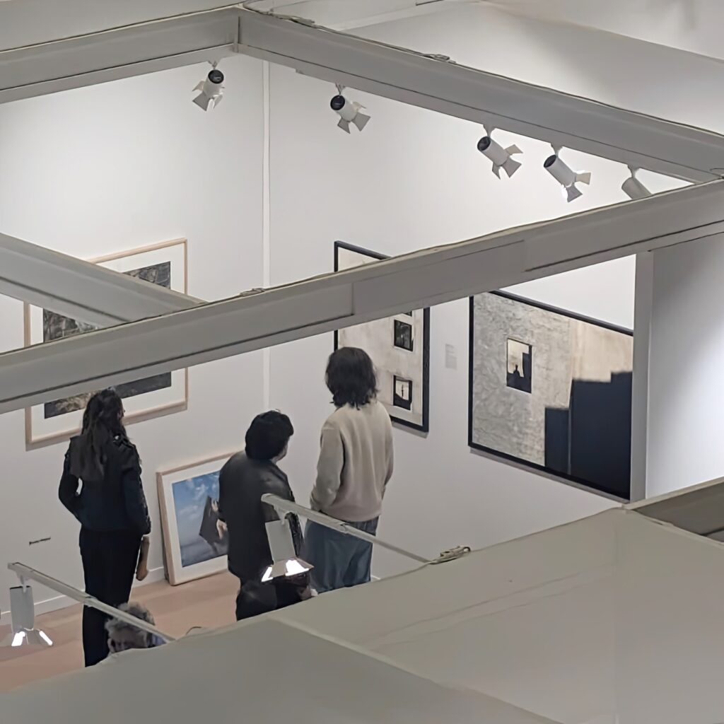 Paris Photo 2026 : trois regards, deux galeries internationales, un même fil rouge d’excellence